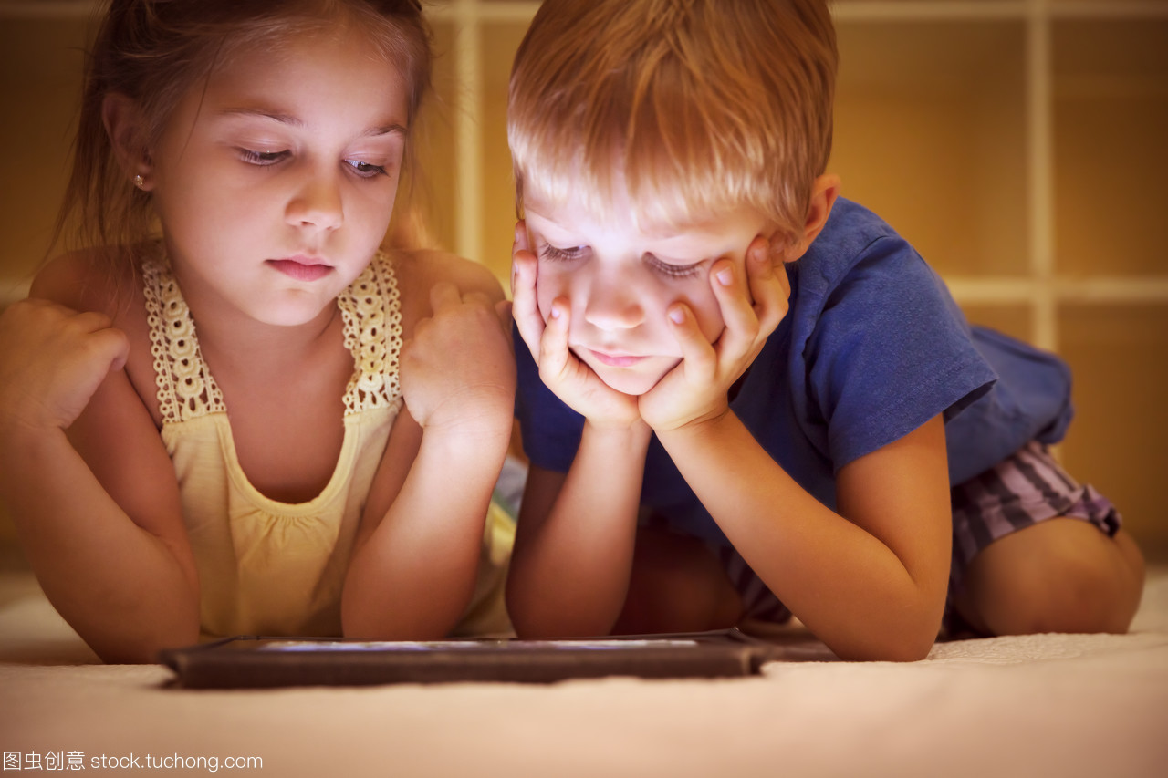 數字時代下的童年伙伴 兩個小孩與平板電腦的故事